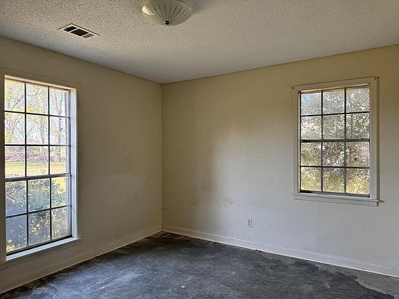 4th image of 996 Riverside Rd