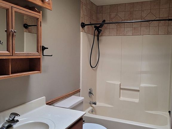 5th image of 207 Spencer Ave