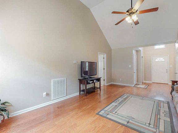 5th image of 583 Cedar Valley Dr