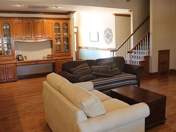 3rd image of 312 N Presidential Cir