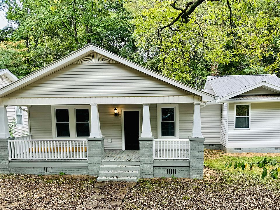 Location, location, location! And new main bedroom with en-suite bathroom with walk-in closet! Newly remodeled kitchen! Newly remodeled bathroom! New flooring and paint throughout!
