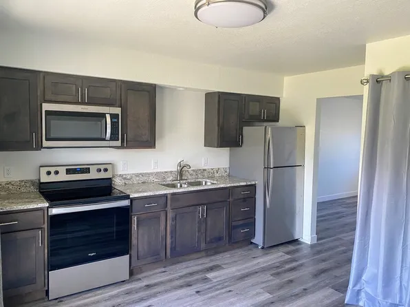 904 Park St APT 4, Bellevue, IA 52031