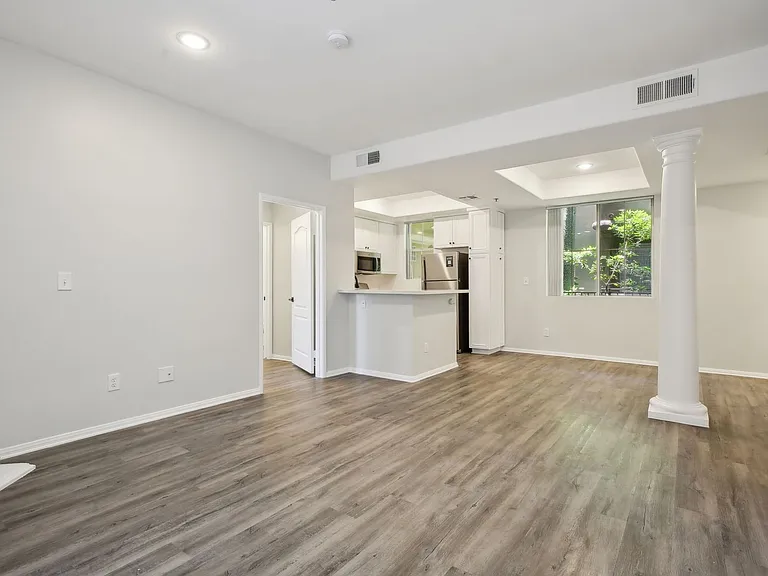 2245 Beverly Glen — Photo 36