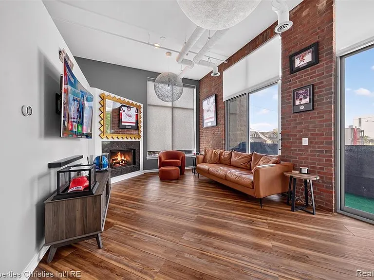 614 Troy St #105 — Photo 6
