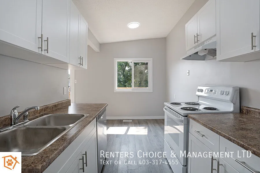 Completely Renovated, Pet Friendly, Brooks Townhouse, Bonus Incentive — Photo 3