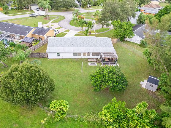 4th image of 337 NE Camelot Drive