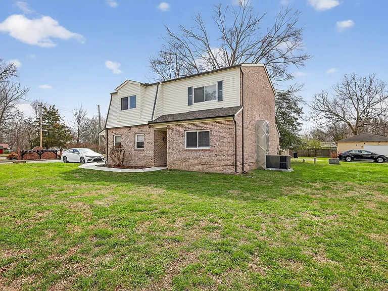 601 E Grundy St #B — Photo 3