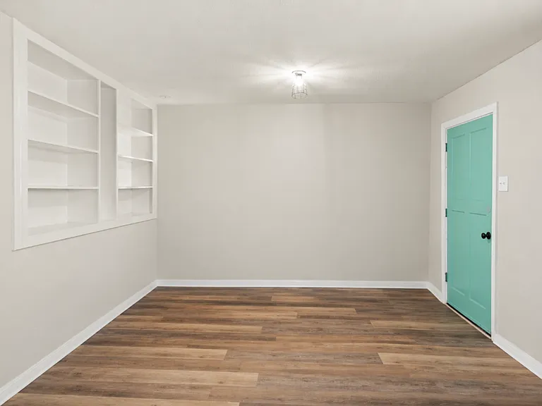 917 Crockett Ct — Photo 3