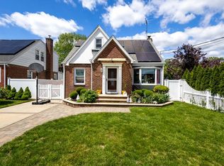 208 Harrison St, Franklin Square, NY 11010