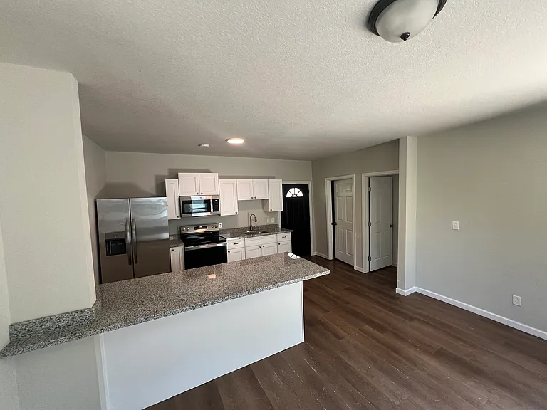511 W Ridgewood Ct #B — Photo 4