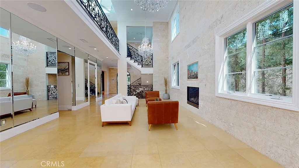 5 bed, 5.5 bath, 5500 sqft, $24,950 — Photo 4