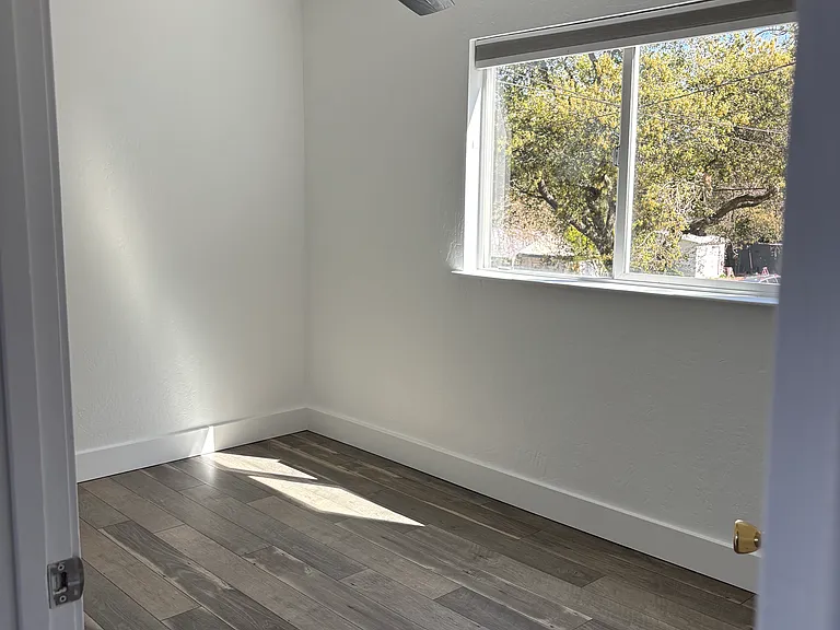 1695 Ronne Dr — Photo 5
