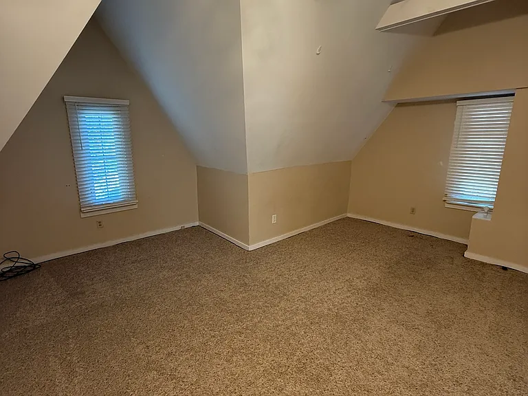 2629 E Broad St — Photo 30