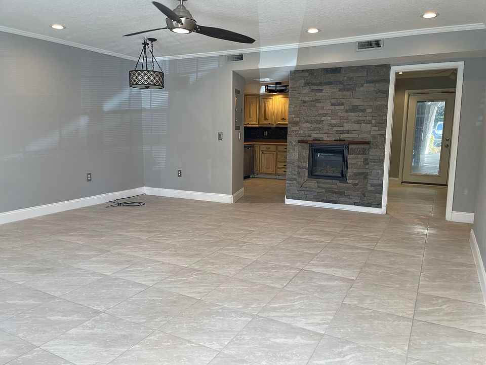 Living room and dining room (entrance view)