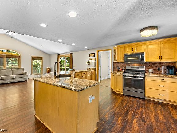 5th image of 29780 Franklin Ave