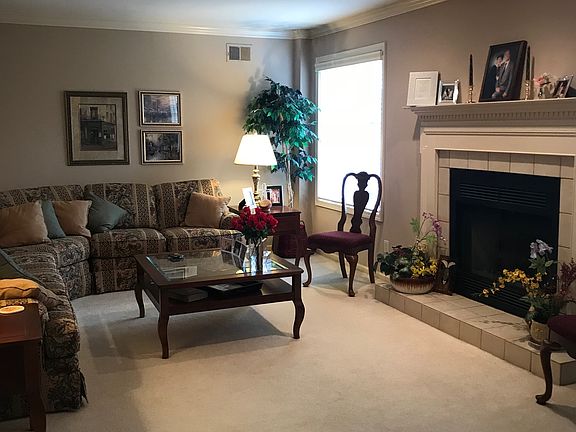 3rd image of 832 Deer Ct