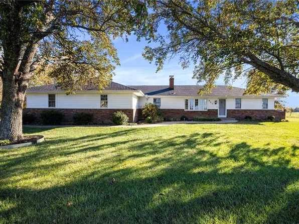 605 N 16th St, Louisburg, KS 66053