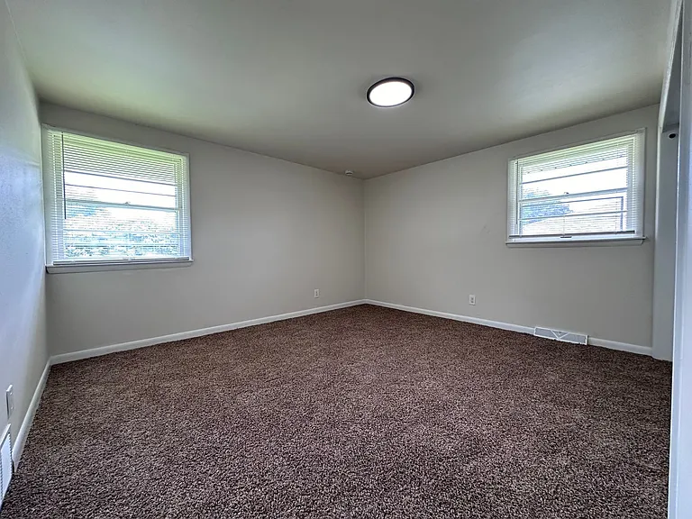 490 Saint Bernard Dr — Photo 15