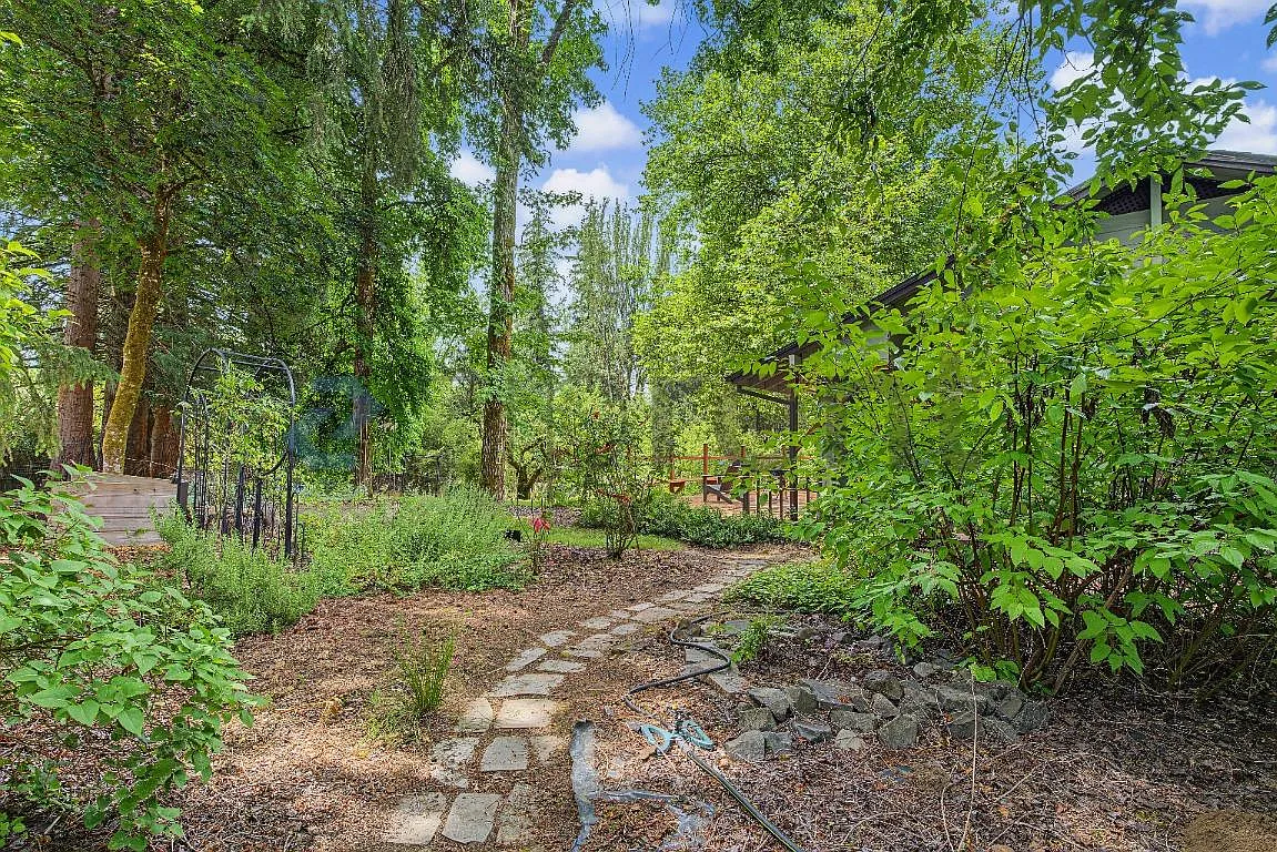 3 bed, 3.5 bath, 3100 sqft, $3,500 — Photo 3