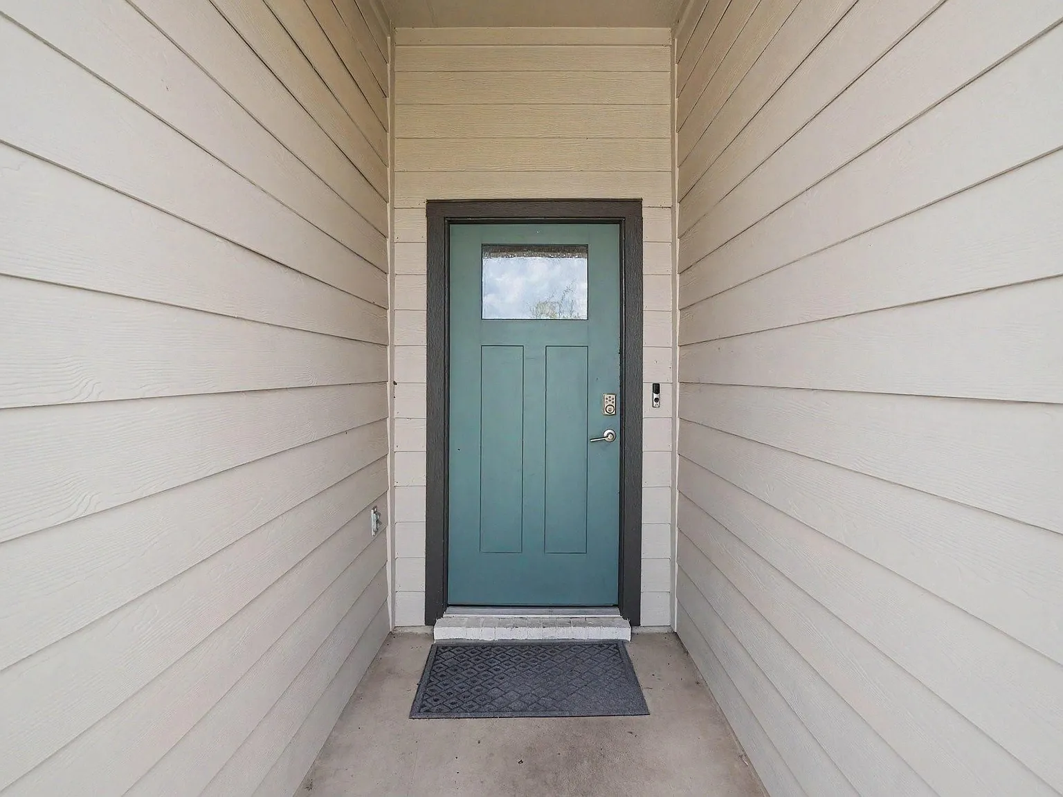 4 bed, 3.0 bath, 2056 sqft, $2,600 — Photo 4