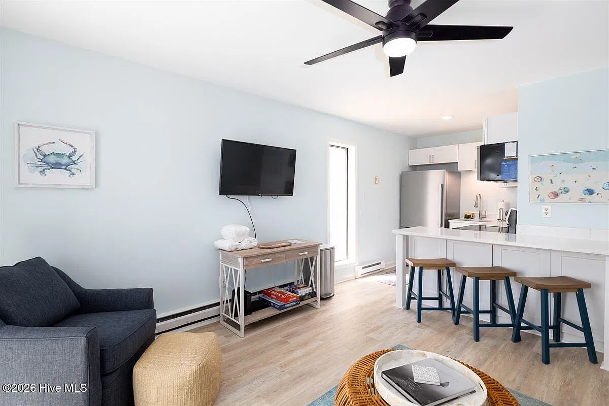 1 bed, 1.0 bath, $1,350 — Photo 3