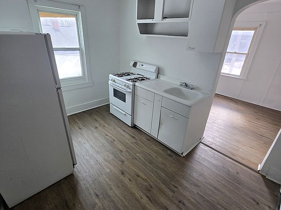2nd image of 3009 Merriam St APT 3