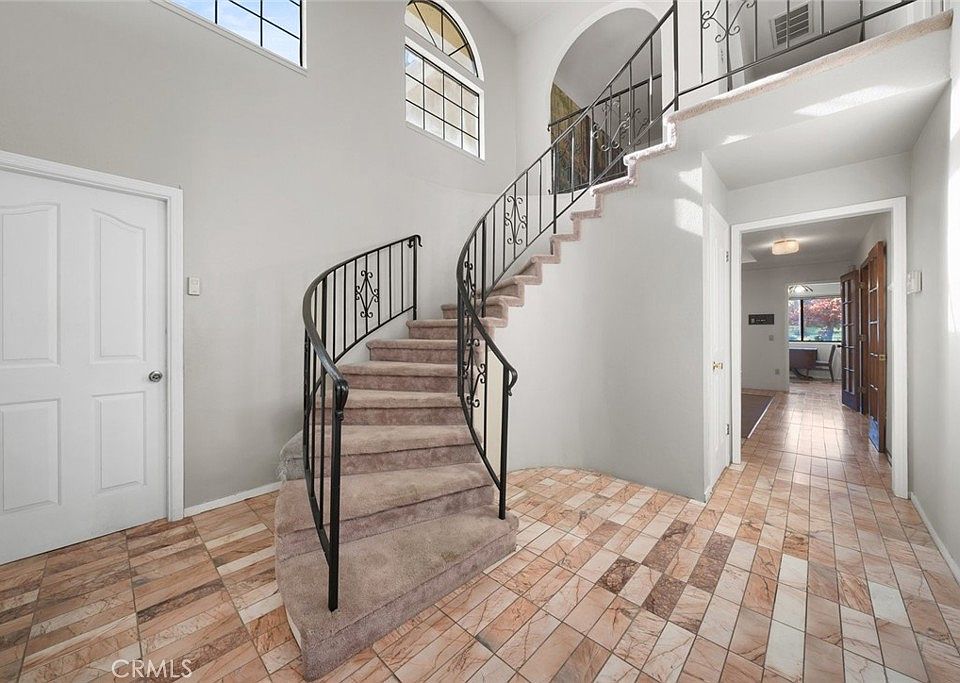 1st image of 940 Calle Fresa