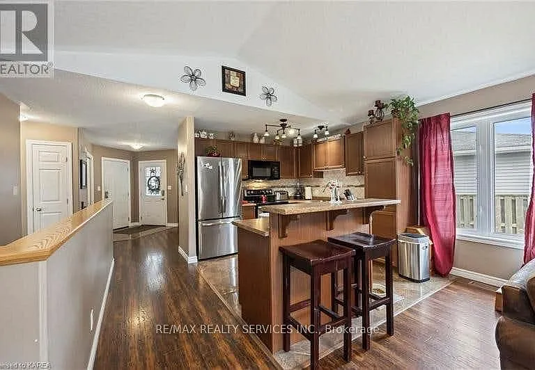172 Macdougall Dr — Photo 16