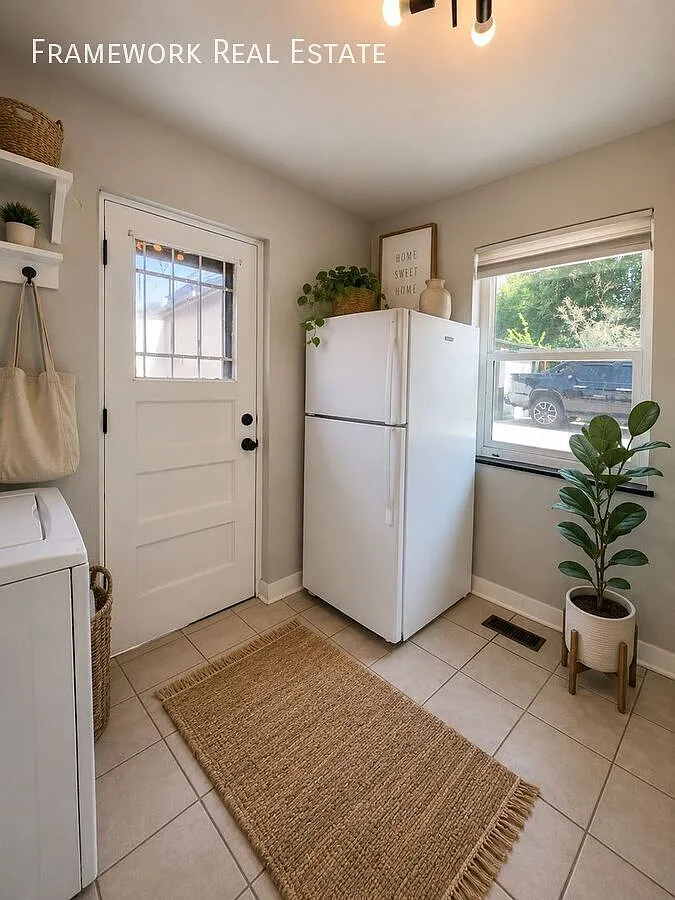 Studio apartment available now — Photo 4