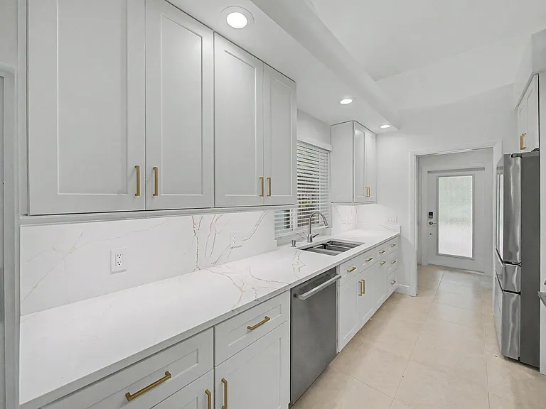 303 Leeward Dr — Photo 4