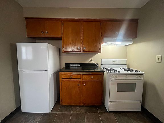3rd image of 568 Lexington Pkwy N APT 4