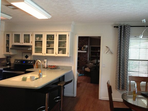 Big kitchen w lots of cabine
