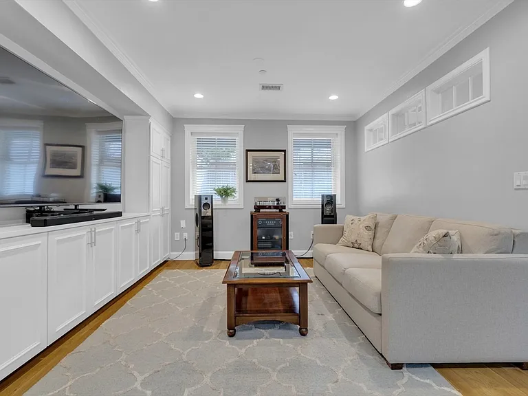 26 Yarmouth St #1 — Photo 5