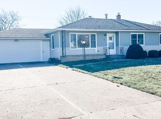 407 W Leclaire Rd, Eldridge, IA 52748