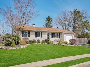 32 Burnham Pl, Nesconset, NY 11767