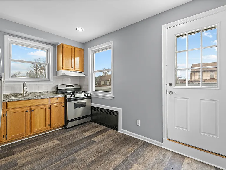 590 Grove Ave #2 — Photo 10