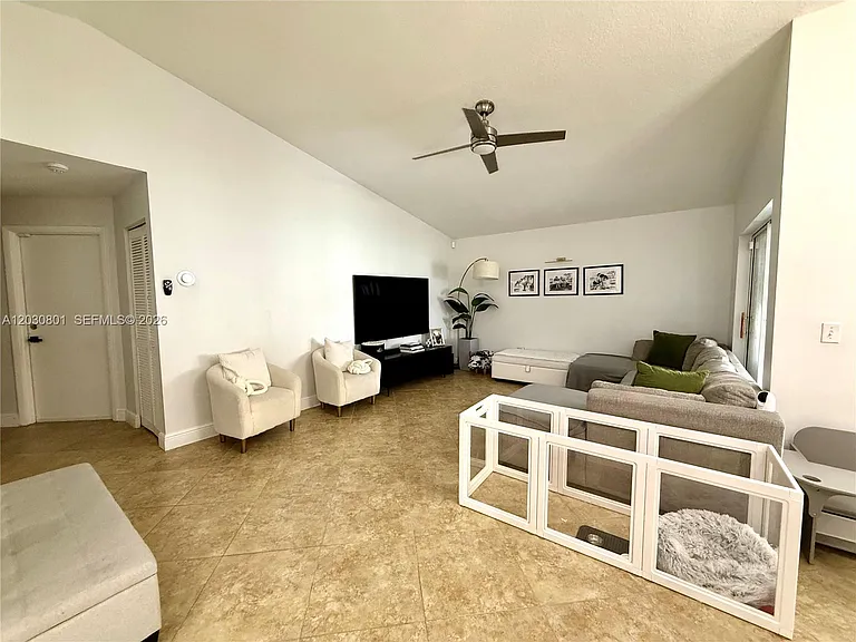248 W Riverbend Dr — Photo 4
