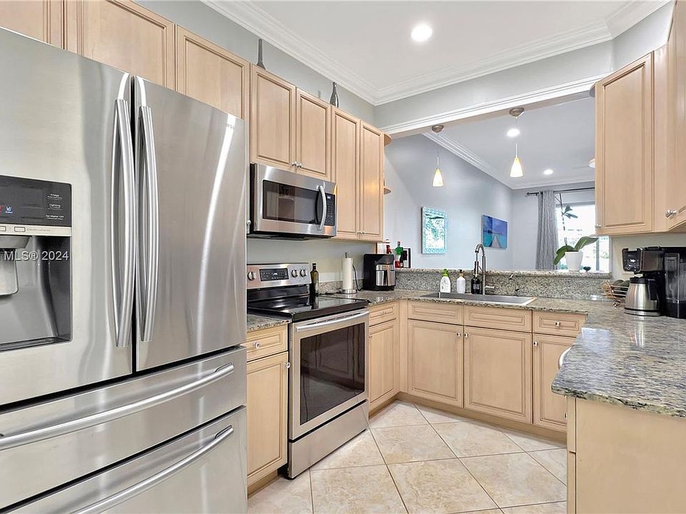 1st image of 3387 Lakeside Dr