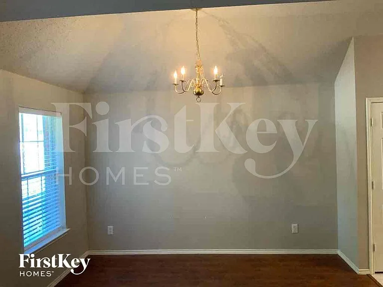 1933 Cochran Dr — Photo 7