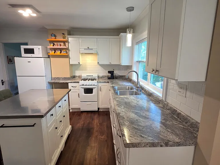 605-2 N 70 E — Photo 10