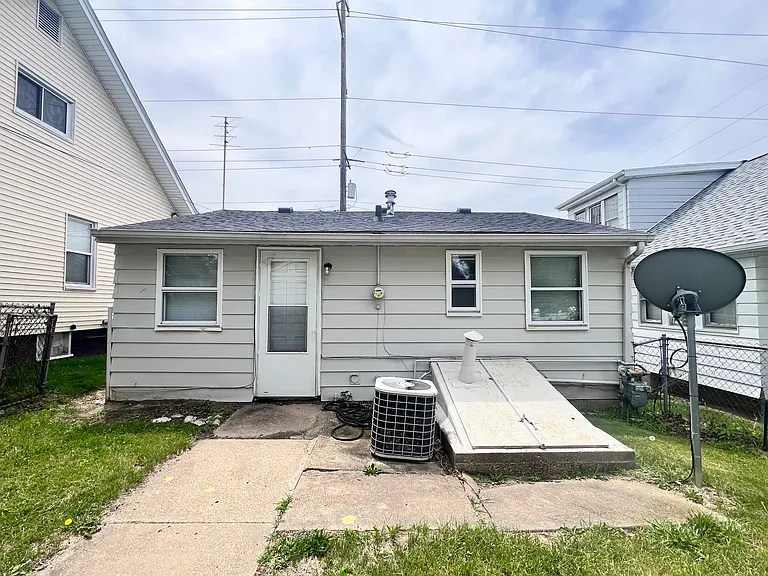 811 E Lake Ave — Photo 1