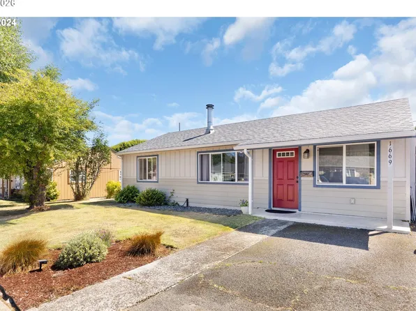 1669 Hayes St, North Bend, OR 97459