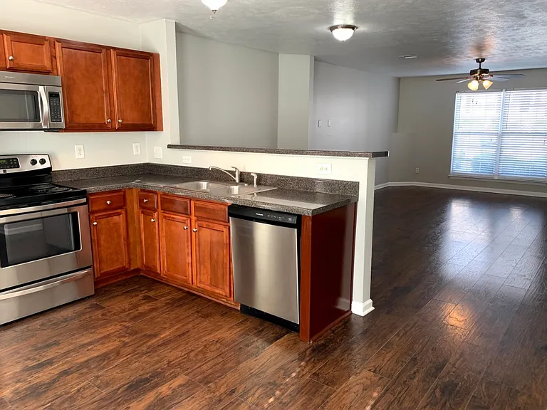 6023 Cullen Dr — Photo 2