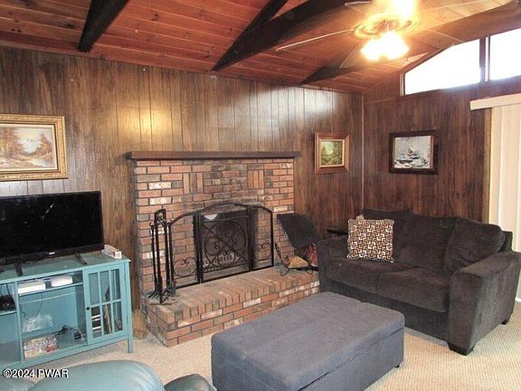 4th image of 102 Surrey Ln
