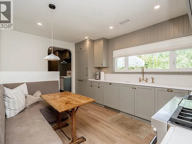2784 Crescentview Dr — Photo 20