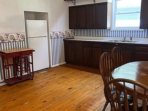 5th image of 740 E St NE