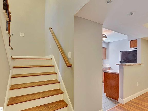 3rd image of 94 Briarview Cir