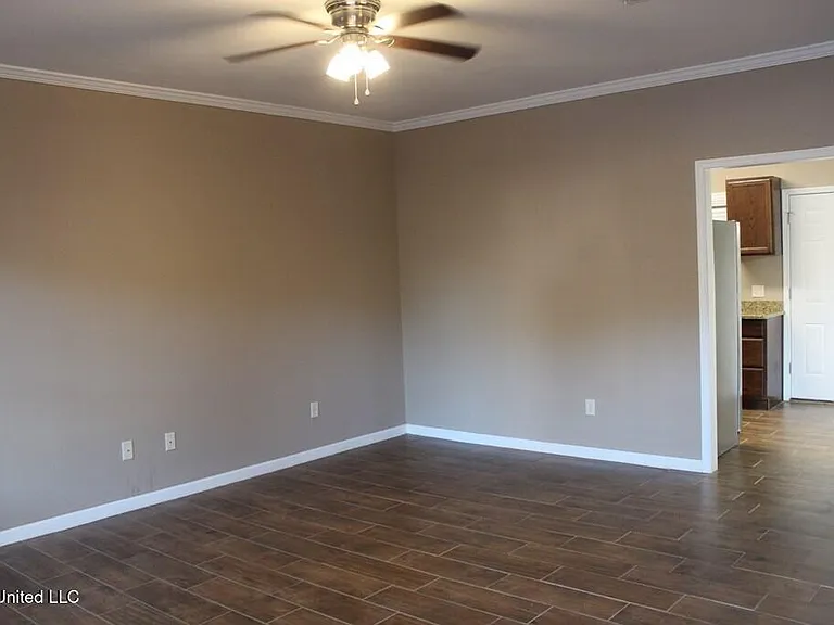 1007 Bassett Dr — Photo 3