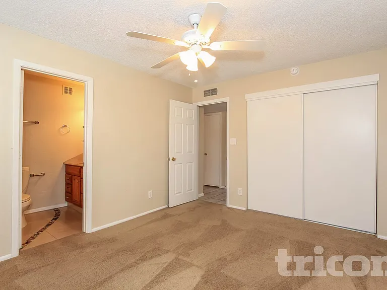 5526 W Angela Dr — Photo 8