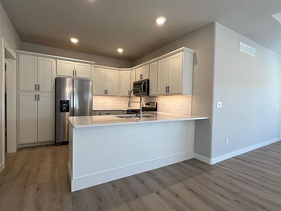4th image of 1252 Berkshire Ln